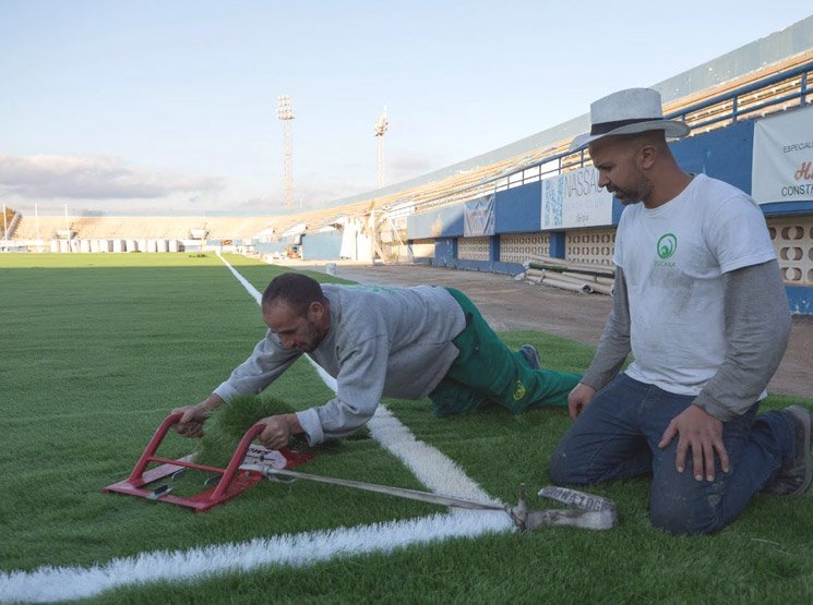 Retirada de césped deportivo en campos de rugby en A Laracha Reposición de zonas dañadas en campo de fútbol artificial en A Laracha