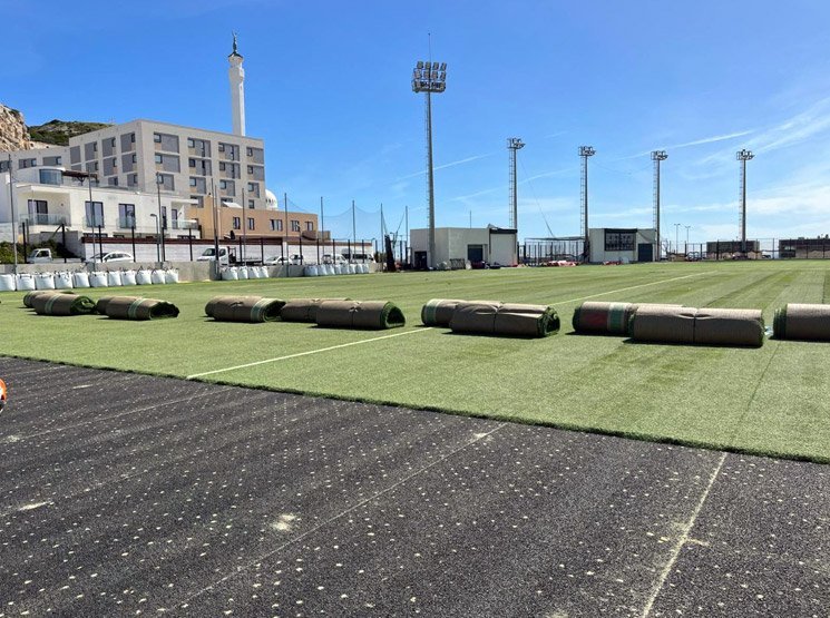 Gestión de retirada de césped artificial antiguo en Arcos de la Frontera y resto de Cádiz