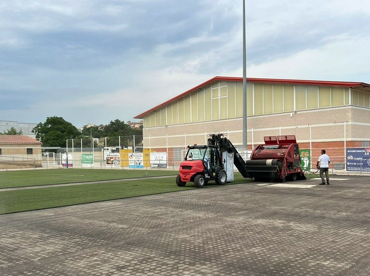 Carga y transporte de césped artificial retirado en San Juan de Aznalfarache y resto de Sevilla Plan de mantenimiento para campo de fútbol de césped sintético en San Juan de Aznalfarache y resto de Sevilla